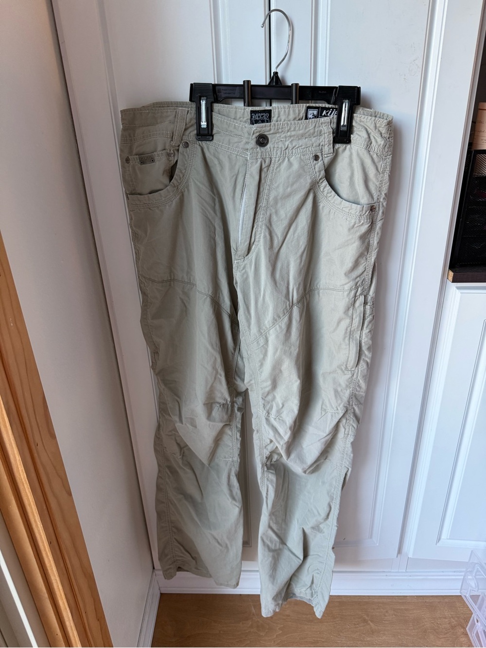 Kuhl Men's Light Tan Cargo Pants with Multiple Pockets size 34, inseam 32”(G1)